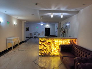 Hotel Moonlight Path