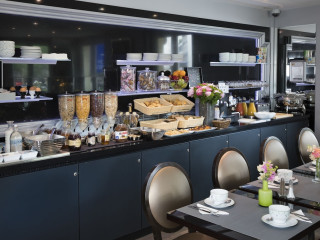 HOTEL PLAZA ELYSEES