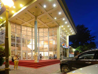 HOTEL QUEEN VERA