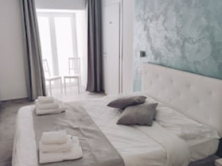 HOTIDAY SPACCANAPOLI BORBONE