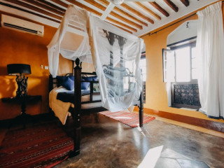Kholle House