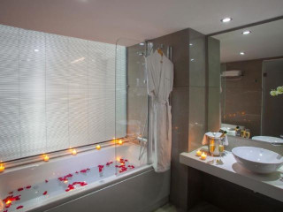 KING EVELTHON BEACH HOTEL & RESORT