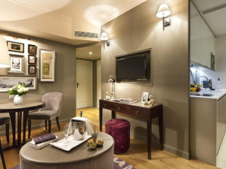 La Clef Louvre Paris by The Crest Collection