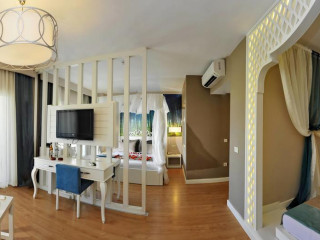 LAKE RIVER HOTEL & SPA