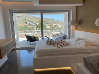 Lambis Studios and Apartments