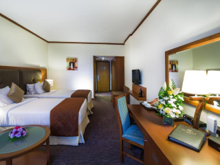 Landmark Summit Hotel