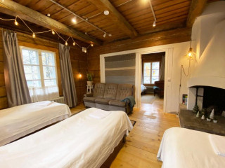 LAURI Historical Log House Manor