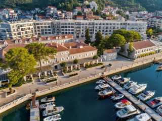 Lazure Hotel & Marina