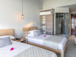 Le Peninsula Bay Beach Resort & Spa