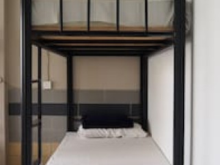 LEO BACKPACKERS AT CENTRAL MARKET