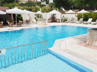 Leonidas Apartments & Suites