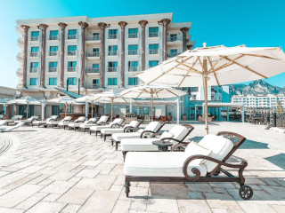 Les Ambassadeurs Hotel Casino & Marina