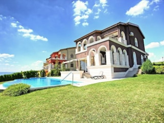 LIGHTHOUSE LUXE ESTATE APART AND VILLAS