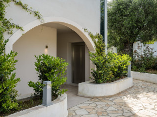 Loadstar Rooms & Suites