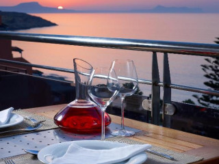 Macaris Suites & Spa