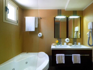 Macaris Suites & Spa