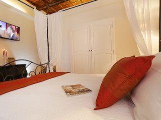 MADONNA DE' MONTI SUITES