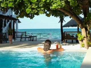 MAKUTI BEACH BUNGALOWS