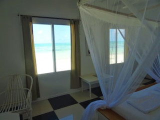 MAKUTI BEACH BUNGALOWS