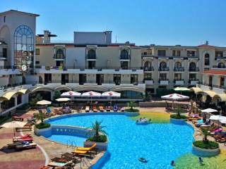MARTINEZ APARTHOTEL