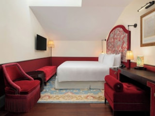 MAXWELL RESERVE SINGAPORE AUTOGRAPH COLLECTION