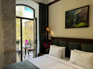 MIDWAY HOTEL (SUPERIOR)