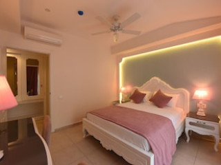 MONTEBELLO DELUXE HOTEL