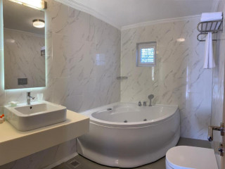 Moonshine Hotel & Suites