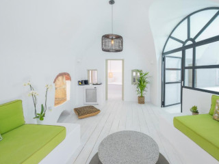 Nano Oia Canaves