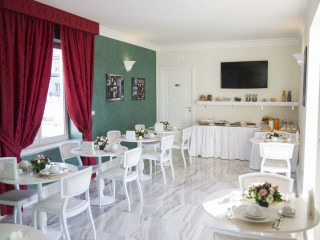 NEAPOLITANTRIPS HOTEL ROYALE