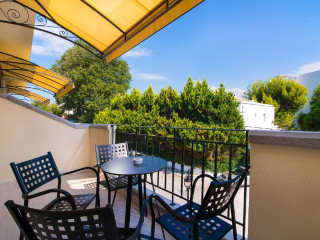 Neikos Luxury Suites