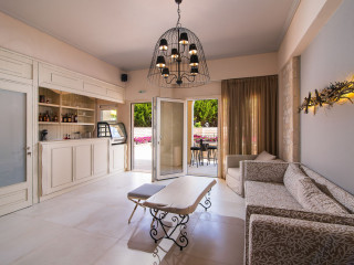 Neikos Mediterraneo Luxury Suites