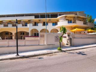 Neikos Luxury Suites