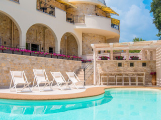 Neikos Mediterraneo Luxury Suites