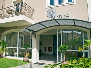 Notos Luxury Studios & Apartments