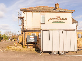 OYO The Green Man Pub and Hotel