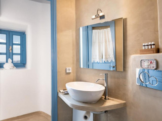 Pantelia Suites