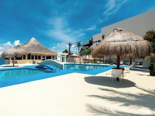 PARADISE BEACHFRONT AND NIGHTLIFE HEART