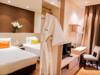 PARK VILLAGE SERVICED SUITES