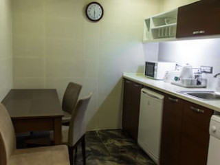 PARKSIDE HOTEL AND APARTMENTS