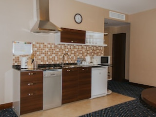 PARKSIDE HOTEL AND APARTMENTS