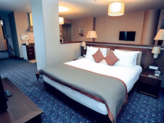 PARKSIDE HOTEL AND APARTMENTS