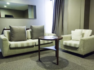 PARKSIDE HOTEL AND APARTMENTS