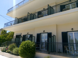 Pavlos Hotel & Studios 