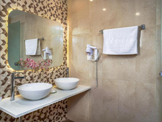 DOUBLE TREE HILTON KUSADASI