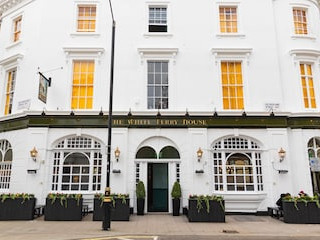 PUBLOVE AT THE WHITE FERRY VICTORIA HOSTEL