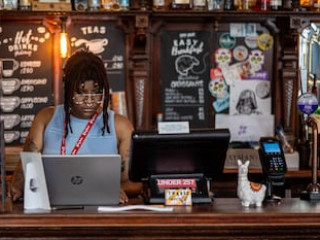 PUBLOVE AT THE WHITE FERRY VICTORIA HOSTEL