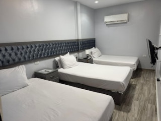 PYRAMIDS VIEW INN BED & BREAKFAST