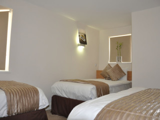 Queens Hotel (324 Seven Sisters Road)