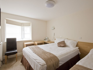 Queens Hotel (324 Seven Sisters Road)